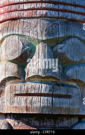 Verwitterte Gesicht auf Totempfahl vor dem Maritime Museum, Vancouver, Britisch-Kolumbien, Kanada, Nordamerika Stockfoto