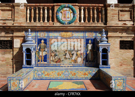 Keramische Fliesen- Sitzecke in der Plaza de Espana, Sevilla, Sevilla Provinz, Andalusien, Spanien in Westeuropa. Stockfoto