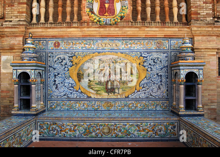 Keramische Fliesen- Sitzecke in der Plaza de Espana, Sevilla, Sevilla Provinz, Andalusien, Spanien in Westeuropa. Stockfoto