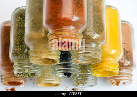Eine Studioaufnahme des offenen Gewürzdosen ausgewogen übereinander in eine Pyramidenform.  Die Gewürze können innerhalb jedes Glas gesehen werden. Stockfoto