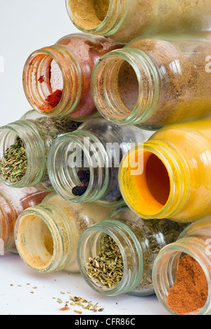 Eine Studioaufnahme des offenen Gewürzdosen ausgewogen übereinander in eine Pyramidenform.  Die Gewürze können innerhalb jedes Glas gesehen werden. Stockfoto