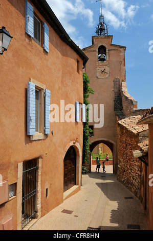 Alten Glockenturm in ocker farbigen Stadt des Roussillon, Parc Naturel Regional du Luberon, Vaucluse, Provence, Frankreich, Europa Stockfoto