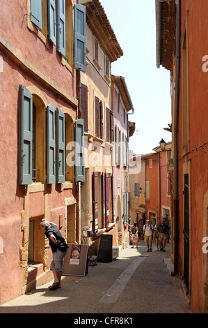 Straße mit rotem Ocker gefärbt Häuser, Roussillon, Parc Naturel Regional du Luberon, Vaucluse, Provence, Frankreich, Europa Stockfoto