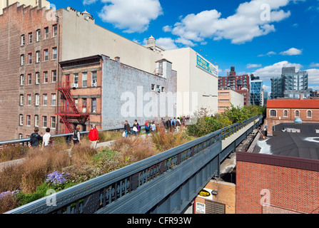 Menschen zu Fuß auf der High Line, eine Meile New York City Park, New York, Vereinigte Staaten von Amerika, Nordamerika Stockfoto