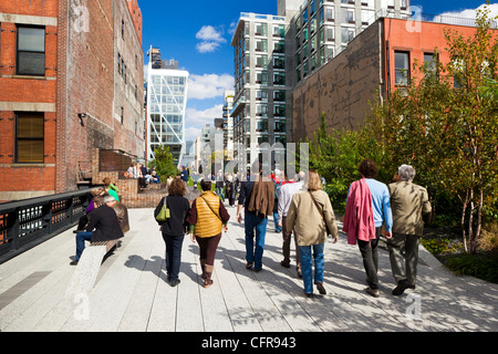 Menschen zu Fuß auf der High Line, eine Meile New York City Park, New York, Vereinigte Staaten von Amerika, Nordamerika Stockfoto