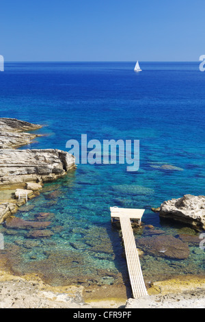 Steg über den Strand und Boot, Rhodos, Dodekanes, griechische Inseln, Griechenland, Europa Stockfoto