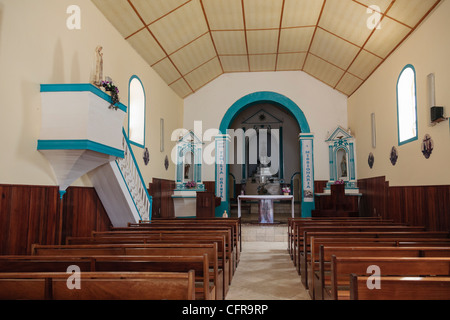Bänke in der katholischen Kirche St. Isobel in Largo Santa Isobel, Sal Rei, Boa Vista, Kapverden Stockfoto