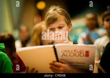 Die "nur Kinder laut" walisische Kinderchor probt Mahlers 8. Symphonie in Aberystwyth Arts Centre, Wales UK Stockfoto