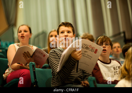 Die "nur Kinder laut" walisische Kinderchor probt Mahlers 8. Symphonie in Aberystwyth Arts Centre, Wales UK Stockfoto