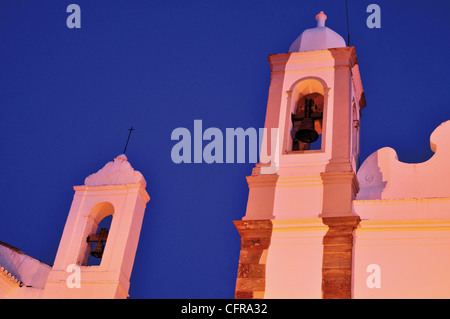 Portugal, Alentejo: Turm der Pfarrkirche unserer lieben Frau von Lagoa und der fünfblättrigen Gebäude im historischen Dorf von Monsaraz Stockfoto