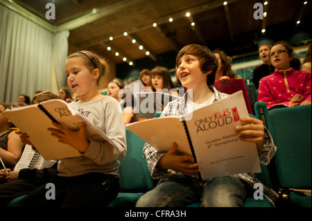 Die "nur Kinder laut" walisische Kinderchor probt Mahlers 8. Symphonie in Aberystwyth Arts Centre, Wales UK Stockfoto