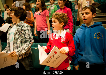 Die "nur Kinder laut" walisische Kinderchor probt Mahlers 8. Symphonie in Aberystwyth Arts Centre, Wales UK Stockfoto