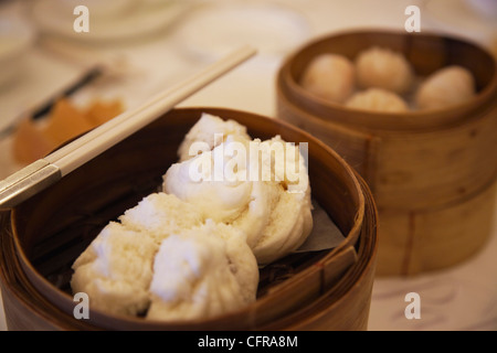 Cha Siu Bau (gegrilltes Schweinefleisch Brötchen) Maxims Dim Sum Restaurant, Rathaus, Central, Hong Kong, China, Asien Stockfoto