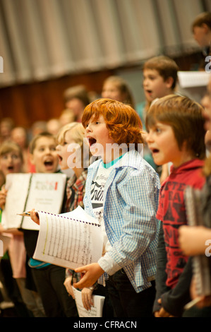 Die "nur Kinder laut" walisische Kinderchor probt Mahlers 8. Symphonie in Aberystwyth Arts Centre, Wales UK Stockfoto