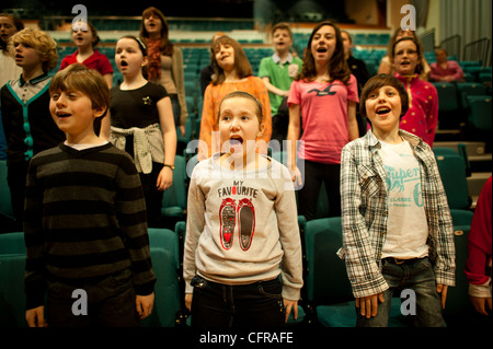 Die "nur Kinder laut" walisische Kinderchor probt Mahlers 8. Symphonie in Aberystwyth Arts Centre, Wales UK Stockfoto