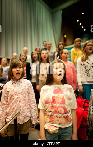 Die "nur Kinder laut" walisische Kinderchor probt Mahlers 8. Symphonie in Aberystwyth Arts Centre, Wales UK Stockfoto