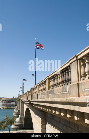 London Bridge mit britischer Flagge im Vordergrund, Havasu, Arizona, Vereinigte Staaten von Amerika, Nordamerika Stockfoto