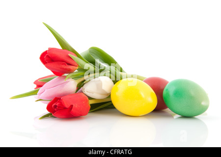 Farbige Ostereier mit Strauß Tulpen Stockfoto