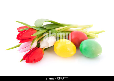 Farbige Ostereier mit Strauß Tulpen Stockfoto