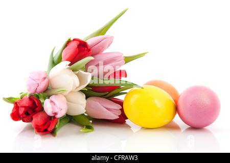 Farbige Ostereier mit Strauß Tulpen Stockfoto