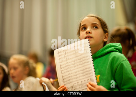 Die "nur Kinder laut" walisische Kinderchor probt Mahlers 8. Symphonie in Aberystwyth Arts Centre, Wales UK Stockfoto