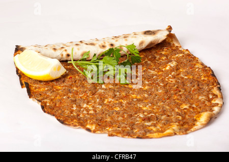 Leckere türkische Pizza Lahmacun auf isolierte Hintergrund Stockfoto