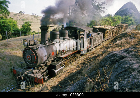 Ein 2'6 '' Spurweite Baldwin 2-8-0 hohen Bällen einen Rake von geladenen Zuckerrohr entlang der Arroyo Blanca im Raphael Freyre Sugar Mill. Stockfoto