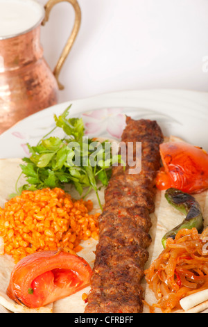 Traditionelle türkische Kebab-Specials mit Ayran servierfertig Stockfoto