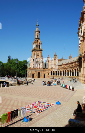 Souvenirs zum Verkauf in der Plaza de Espana, Sevilla, Provinz Sevilla, Andalusien, Spanien, Westeuropa. Stockfoto