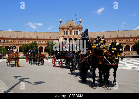 Pferdekutsche Kutsche in der Plaza de Espana, Sevilla, Provinz Sevilla, Andalusien, Südspanien, Westeuropa. Stockfoto