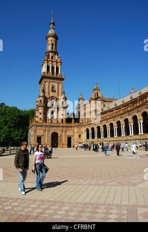 Paar zu Fuß entlang der Terrasse in der Plaza de Espana, Sevilla, Provinz Sevilla, Andalusien, Spanien, Westeuropa. Stockfoto