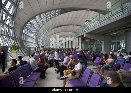 Passagiere an einem Tor warten auf einen Flug am Flughafen Suvarnabhumi, Bangkok, Thailand, Stockfoto
