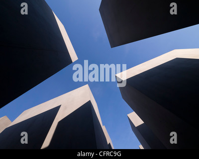 Den Himmel gesehen durch die Betonsteine der "Denkmal für die ermordeten Juden Europas" Berlin, Deutschland. Holocaust-Mahnmal. Stockfoto