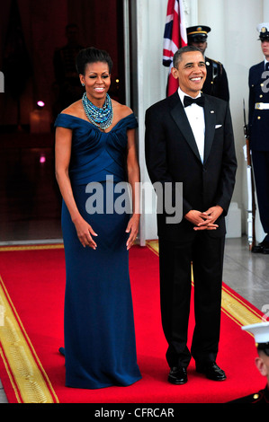 Präsident Barack Obama mit First Lady Michelle Obama warten auf die Ankunft des britischen Premierministers David Cameron während der am nördlichen Portikus des weißen Hauses zu einem Zustand-Abendessen in seine Ehre 14. März 2012 in Washington, DC. Stockfoto