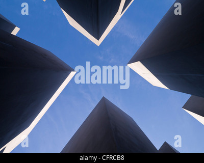 Den Himmel gesehen durch die Betonsteine der "Denkmal für die ermordeten Juden Europas" Berlin, Deutschland. Holocaust-Mahnmal. Stockfoto