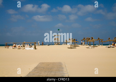 Rabil Boa Vista Kapverden Februar Urlauber Sonnenbaden am Strand von Arjeda de Chaves sichere grüne Flagge Baden Stockfoto