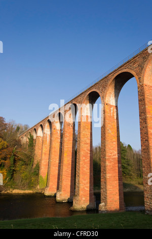 Die gemauerte Leaderfoot Eisenbahnviadukt über dem Fluss Tweed in den Scottish Borders. Stockfoto