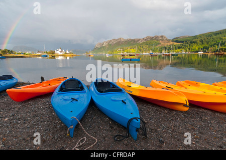 Bunten blauen und orangefarbenen Kajaks am Strand in Plockton, Schottland. Stockfoto