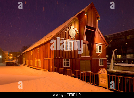 Polar Museum in der Nacht im Winter im Schnee Tromso Stadtzentrum Nord-Norwegen-Europa Stockfoto