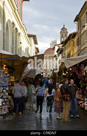 Shopper im Mercato Centrale, outdoor-Markt auf den Straßen, San Lorenzo, Florenz, Toskana, Italien, Europa Stockfoto