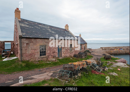 Alte Fischer Hütten am Hafen von Cove, in den Grenzen von Schottland. Stockfoto