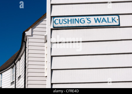 Straßenname Zeichen für Cushing Spaziergang auf einem weatherboarded Gebäude in Whitstable, Kent. Der Schauspieler Peter Cushing lebte in der Stadt. Stockfoto