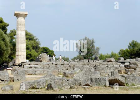 Griechenland. Ansicht einer rekonstruierten einsame Spalte unter den massiven Ruinen der großen 5. Jahrhundert Tempel des Zeus in Olympia. Stockfoto