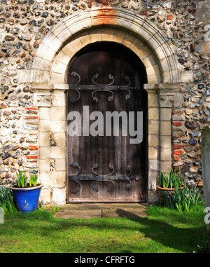 Ein Beispiel für eine Türöffnung von Norman am Südeingang, Kirche des Heiligen Nikolaus in Fundenhall, Norfolk, England, UK. Stockfoto