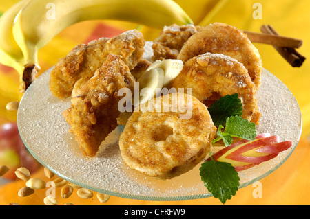 Schön und lecker gebratenen Apfel und Banane auf weißem Porzellanteller. (Studio-Foto) Stockfoto