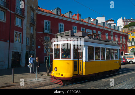 Tram 28 in Rua Do Limoeiro Straße Alfama Bezirk Lissabon Portugal Mitteleuropa Stockfoto