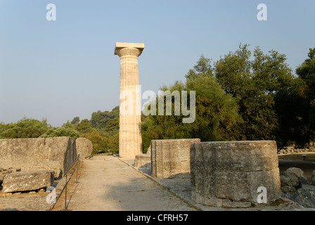 Ansicht einer rekonstruierten einsame Spalte unter den massiven Ruinen der großen 5. Jahrhundert Tempel des Zeus in Olympia. Griechenland. Stockfoto