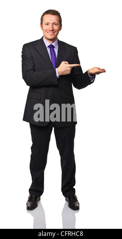 lächelnd Mann in zeigenden Position auf weiß Stockfoto