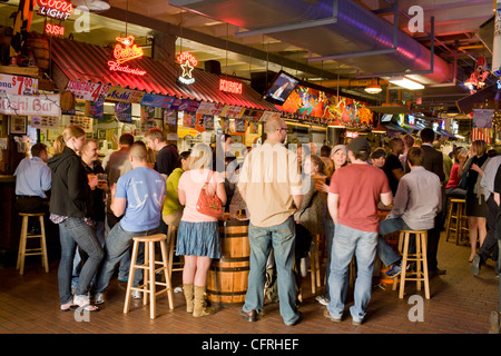 Junge Publikum in einer Taverne in Cross Street Market, Federal Hill Viertel, Baltimore, Maryland Stockfoto