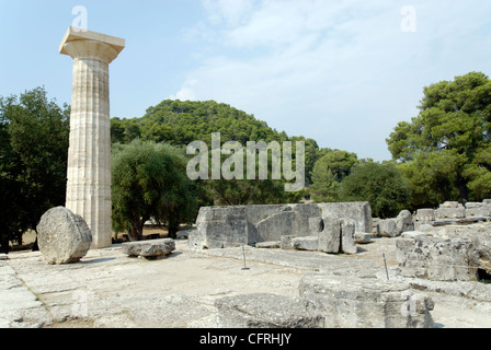 Griechenland. Ansicht einer rekonstruierten einsame Spalte unter den massiven Ruinen der großen 5. Jahrhundert Tempel des Zeus in Olympia. Stockfoto